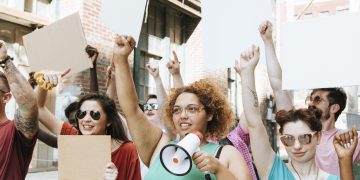 Public service support rallies increase