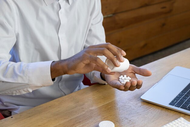 Image depicting a healthcare professional explaining the risks of opioid painkillers to a patient, emphasizing responsible prescribing practices.